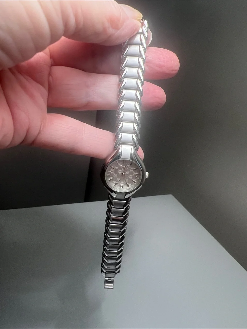 lei - Silver-Tone Sleek Link Women's Watch - Vintage New Battery Working Watch